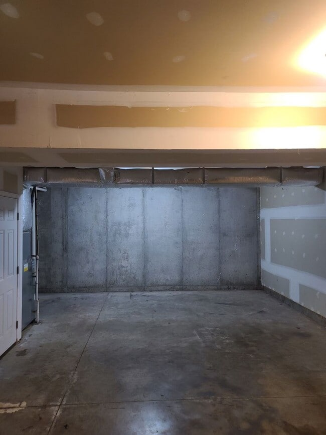 Building Photo - 3 Bedroom 2 1/2 bath townhouse in Waynesbo...