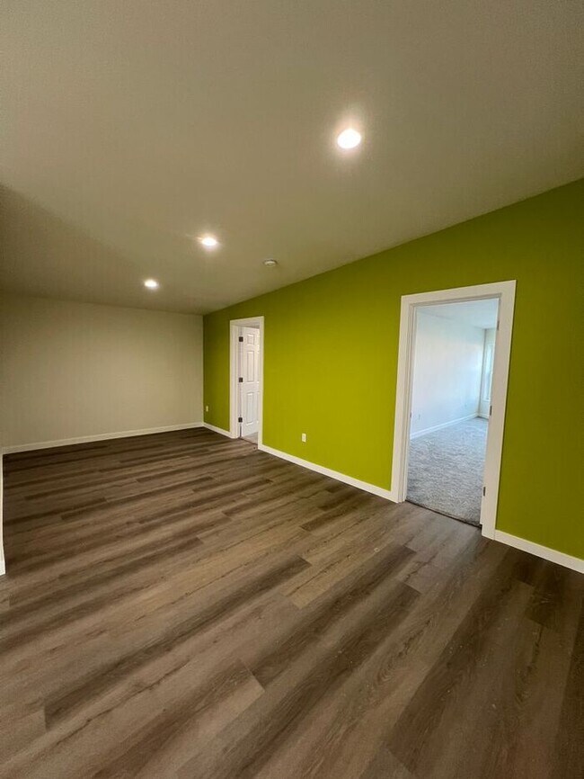 Building Photo - Professional Photos Coming Soon!