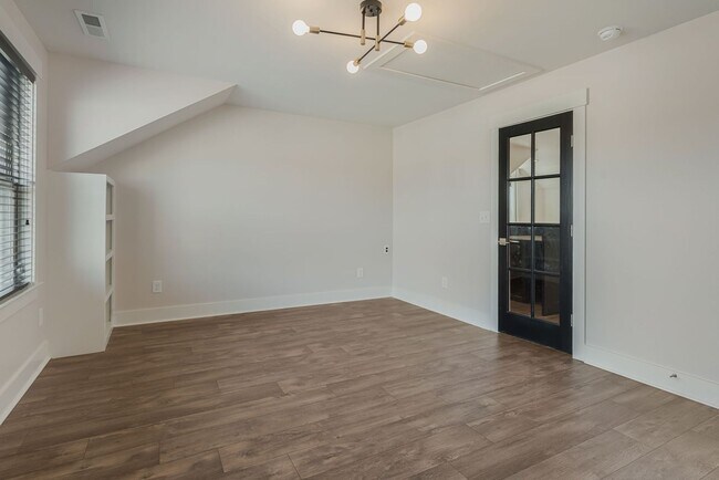 Building Photo - Gated Community - Villages of Stoneybrook