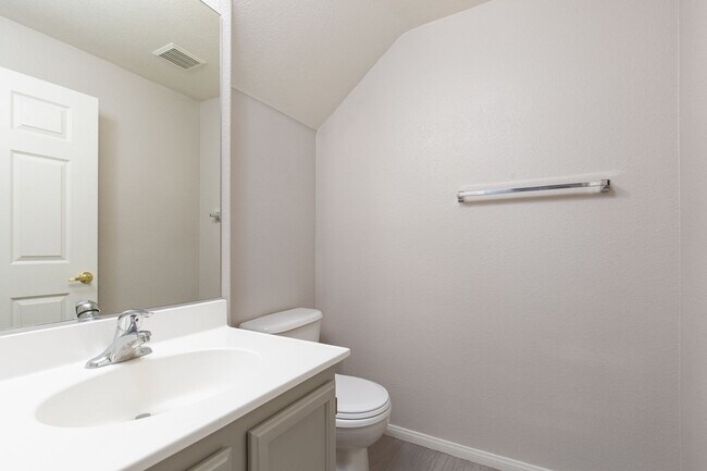 Building Photo - NW townhome with 2 car garage in gated community.