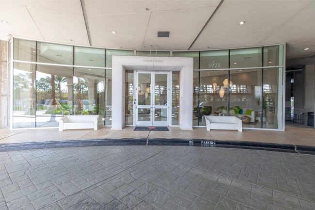 Building Photo - 5925 Almeda Rd