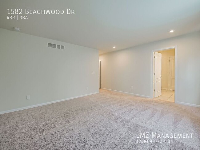 Building Photo - 1582 Beachwood Dr