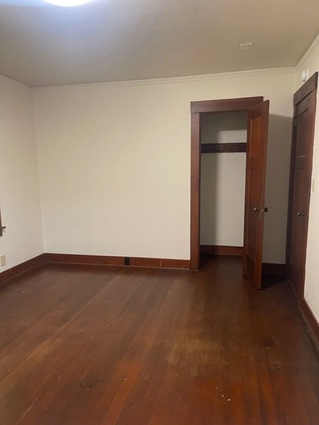 Building Photo - Spacious Craftsman Home