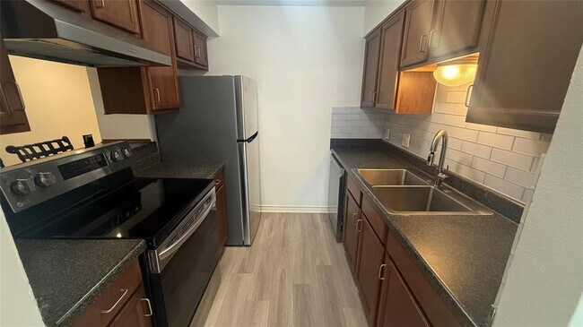 Building Photo - 500 E Riverside Dr