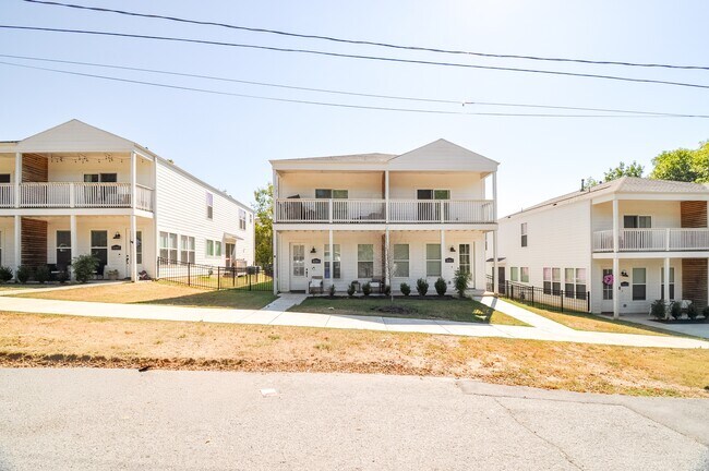 Building Photo - 1618 S Duncan Ave