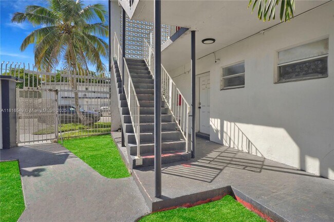 Building Photo - 1315 NE Miami Ct