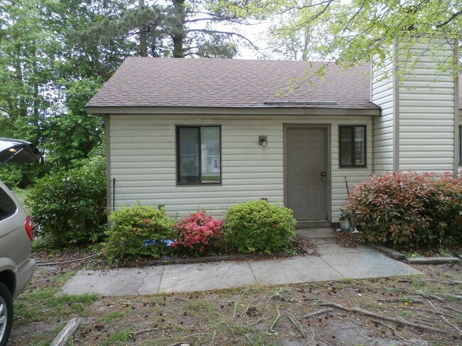 Building Photo - 211 Cedar Ridge Ln