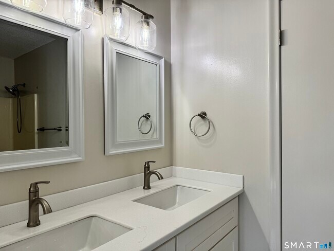 Building Photo - 11 Hilltop Dr