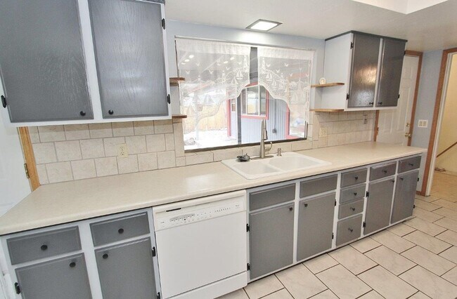 Building Photo - Fantastic Private Oasis in South East Boise!! 6 Month Lease!!