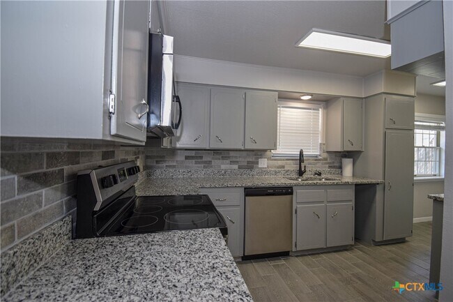Building Photo - 205 Tanglewood Rd