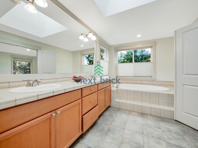 Building Photo - 4 bedroom, 2.5 Bathroom, 3 car garage Craftsman style home in Bellevue, WA