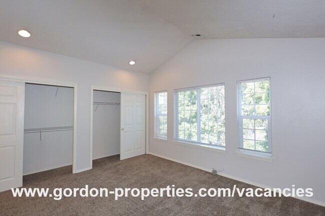 Building Photo - NE Halsey St - 2 bedroom townhouse with de...