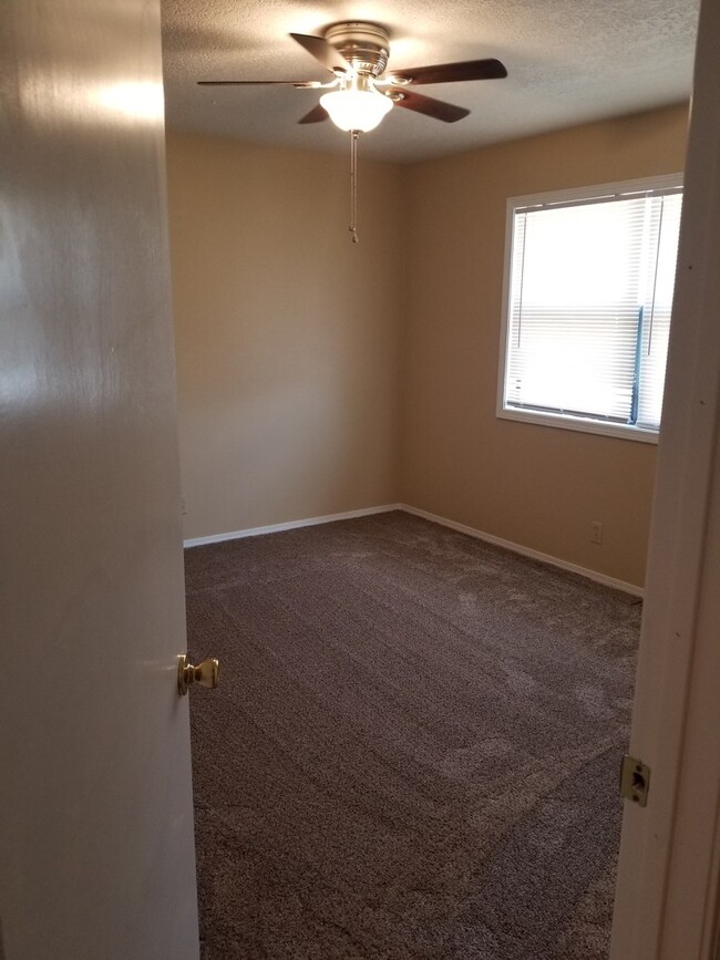 Building Photo - Townhome with a fireplace