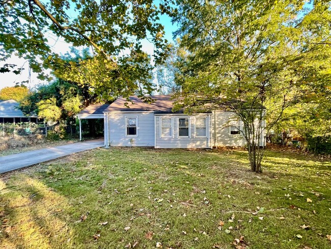 Primary Photo - Adorable 3 bedroom 1 bath home with a carp...