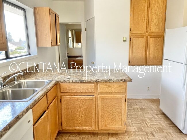 Building Photo - Large home with a huge yard on the West si...