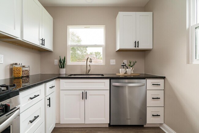 Building Photo - 2220 Sale Rd