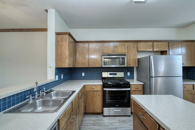 Building Photo - 2215 Dry Creek Dr