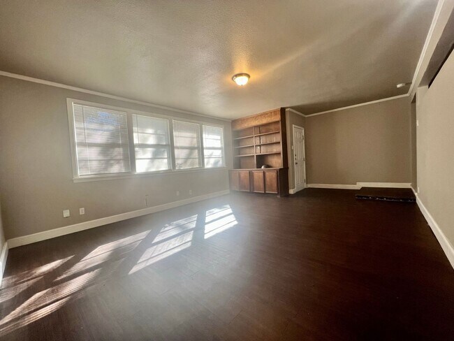 Building Photo - PRE-LEASING FOR JULY! Great 3/2/1 with Two Living Areas