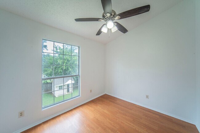Building Photo - Spacious 4-Bedroom Home Across from the Pa...