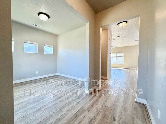 Building Photo - 673 W Beth Cir