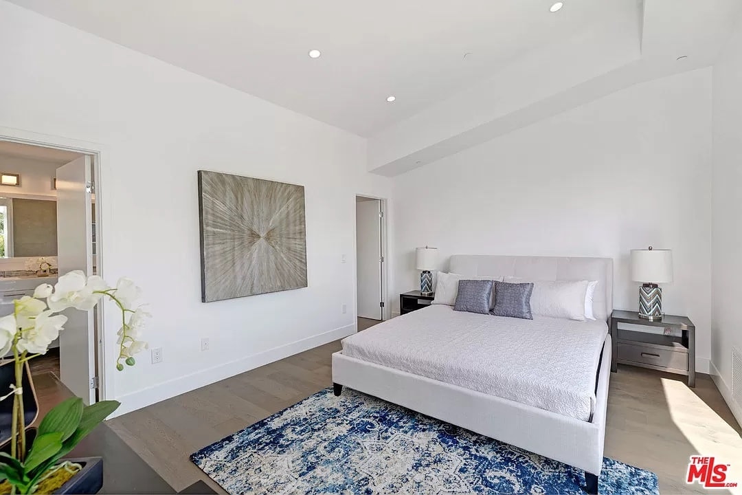 Primary bedroom with vaulted ceilings - 6077 Hargis St
