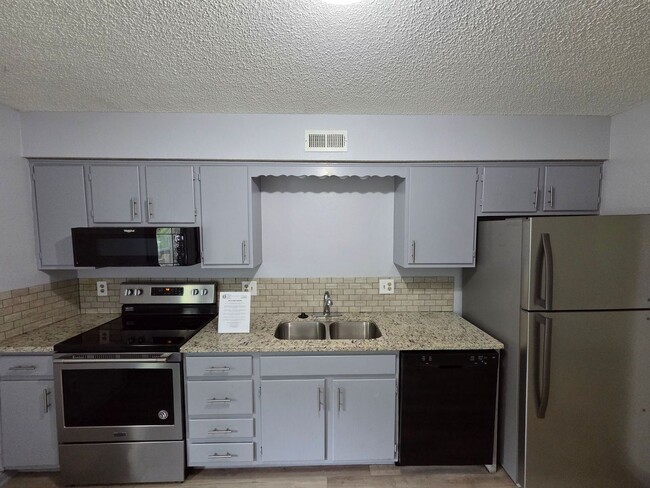 Building Photo - Updated 2 Bedroom / 1 Bathroom in Lee's Summit!!