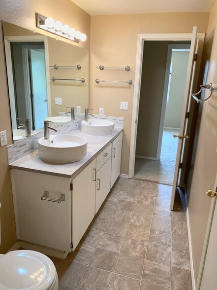 Building Photo - 4410 SW Appletree Pl