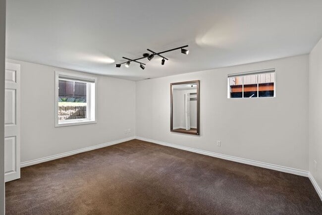Building Photo - Elegant and Spacious Air-Conditioned Lincoln Park Rambler