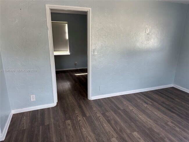 Building Photo - 921 N 17th Ct