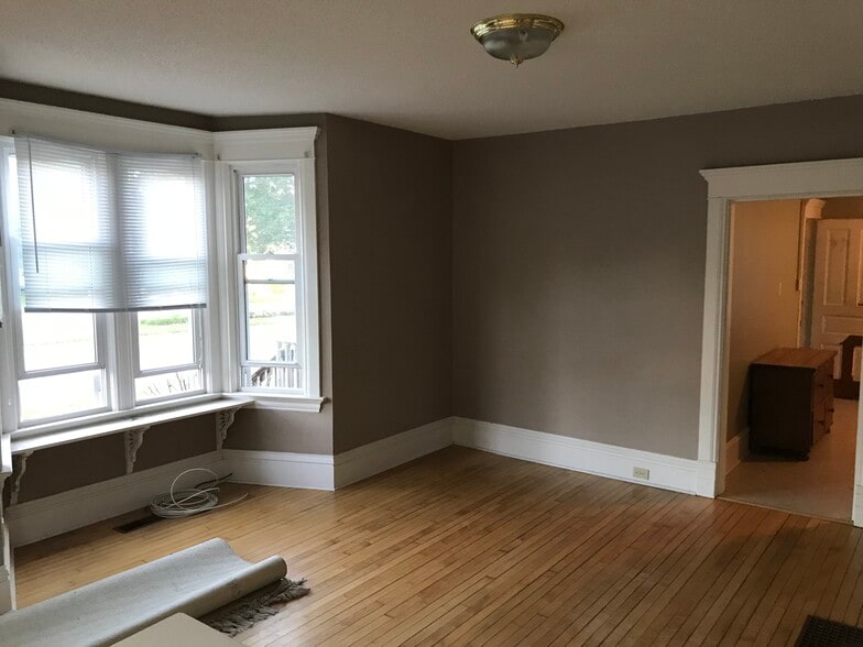 Building Photo - 1100 Center St.