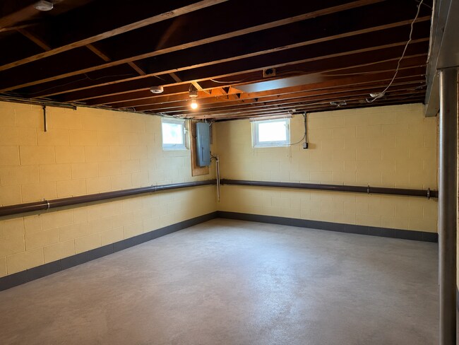 Building Photo - Well Maintained 2 Bedroom Ranch-style home - Full Size Basement!