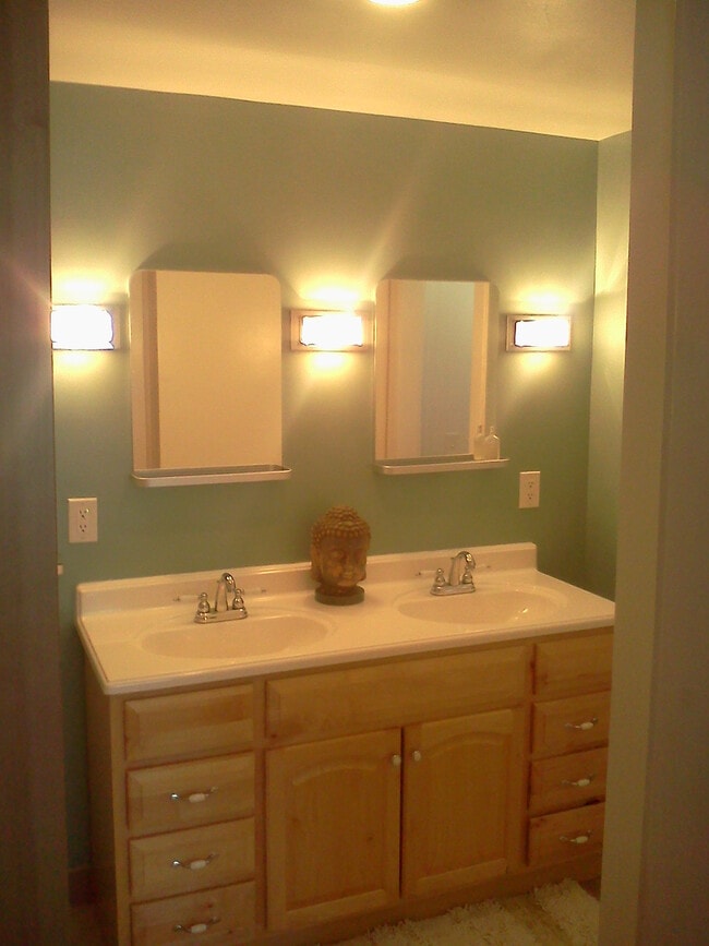 Building Photo - 1102 E Victor St