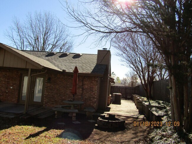 Building Photo - Great Home Located on the Eastside/Sungate...
