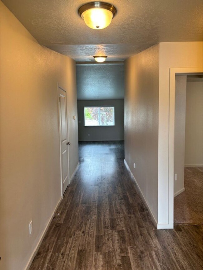 Building Photo - 1616