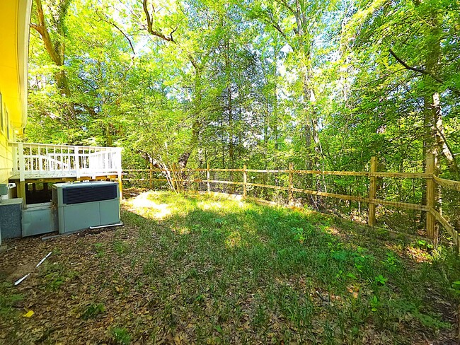 Building Photo - Welcome to this charming 3 bedroom, 2 bath...
