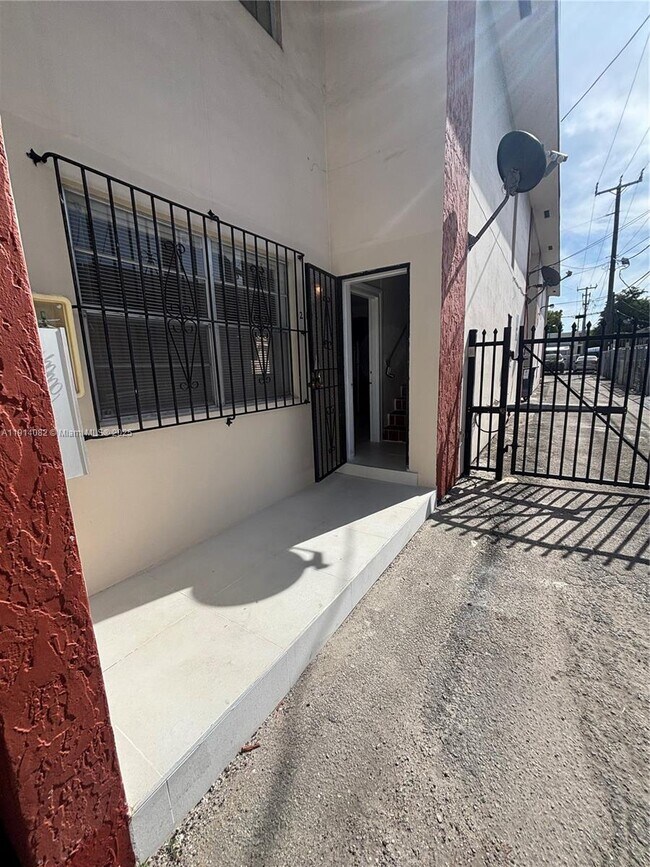 Building Photo - 2176 SW 4th St