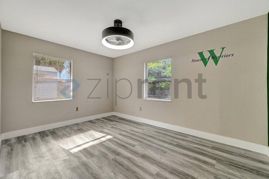 Building Photo - Unit A