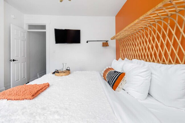 Building Photo - 98 Brickel St