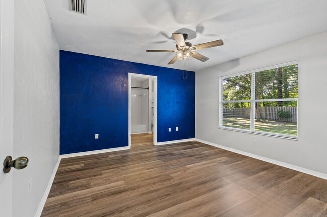 Building Photo - Experience a breezy lifestyle in the convenient Eagle Point subdivision!