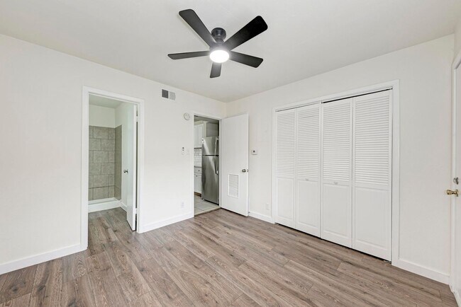 Building Photo - 2 month lease cute 1-1 blocks from campus and 1 block from UT shuttle
