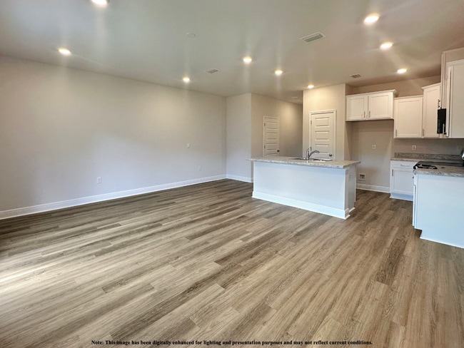 Building Photo - "Charming 3-Bed Townhouse Retreat with 2.5 Baths in Pensacola – Spacious 1537 Sq Ft!"