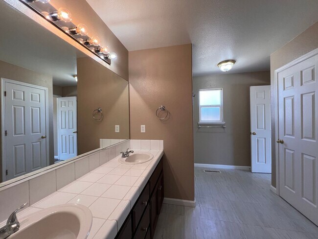Building Photo - 221 Endeavor Ln