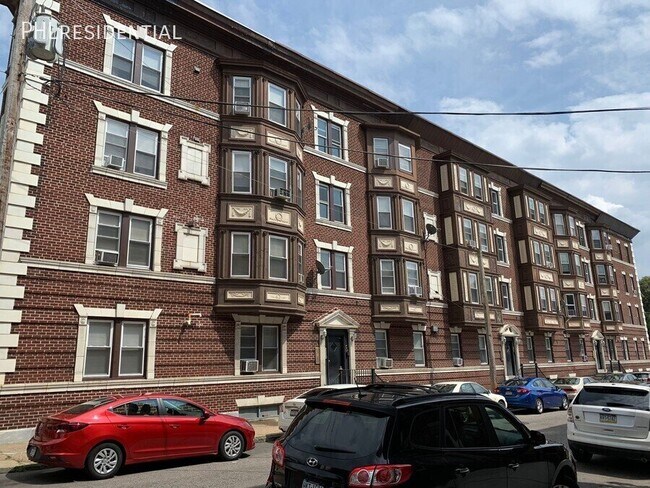 Building Photo - 542 King St