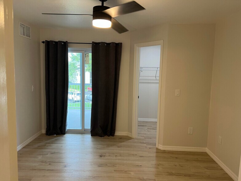 Building Photo - 2592 Grassy Point Dr