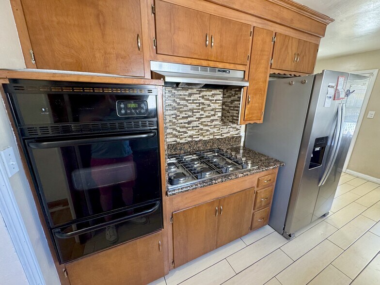 Oven and Stove - 9548 Claymore St