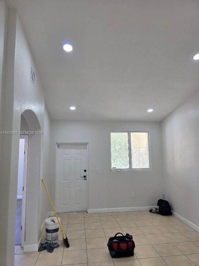 Building Photo - 1661 SE 29th Ct