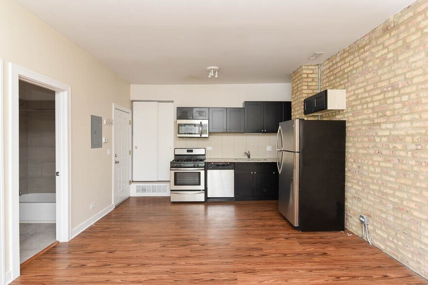 Building Photo - 3550 W Lawrence Ave