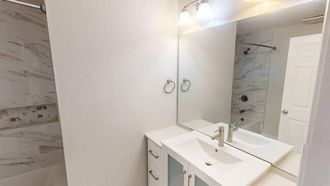 Building Photo - 910 Ave A