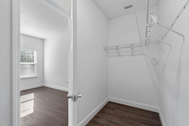 Building Photo - 529 Hill Ln