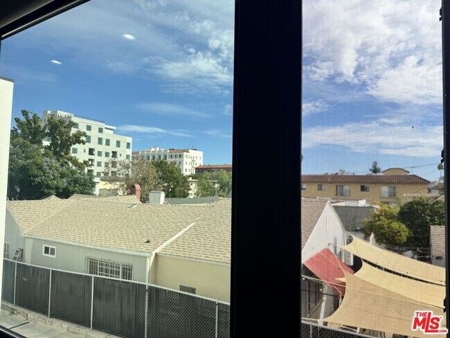 Building Photo - 727 S Gramercy Dr